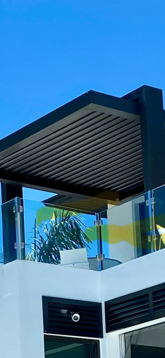 Cantilevered louvre bay carried on a single centre support, deleting a post near a root zone
