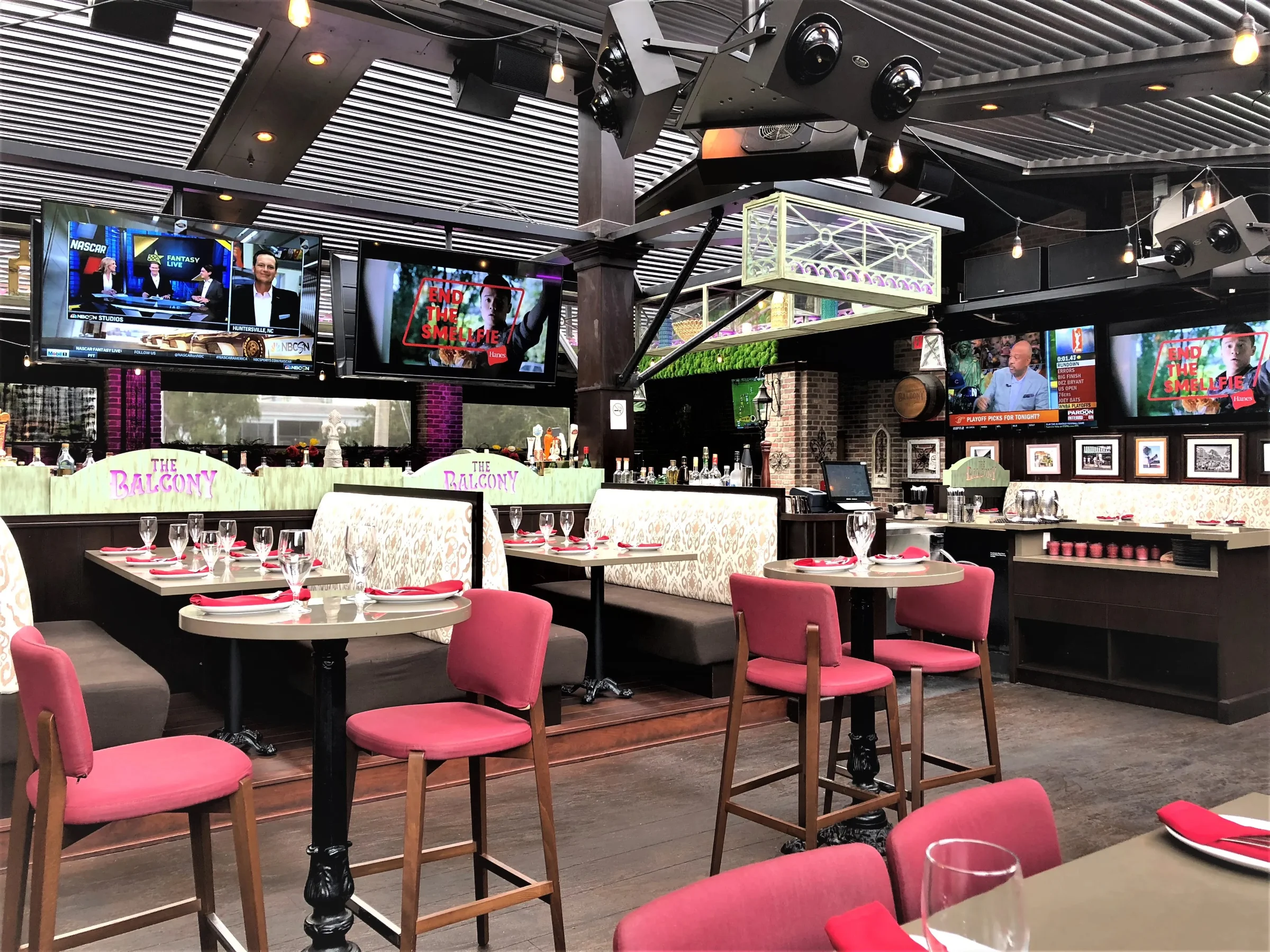Operable louvered roof ceiling above bar seating and screens in a Fort Lauderdale venue