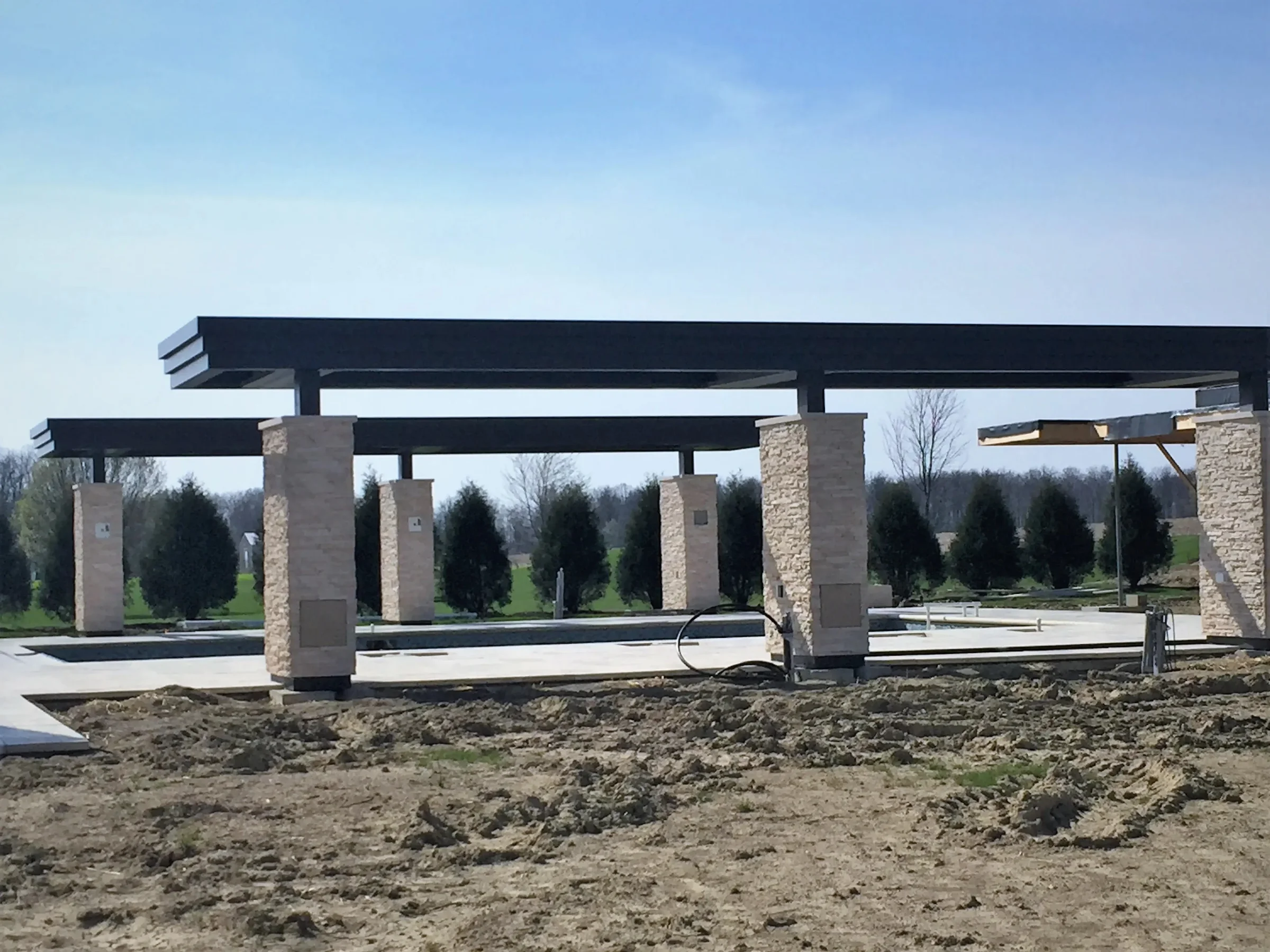 Single-column cantilever aluminum pergola structure