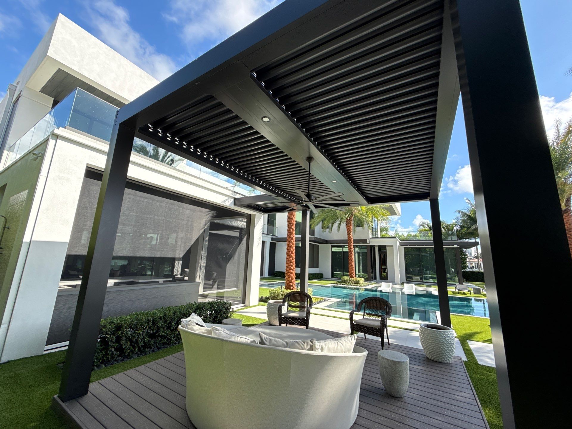 Cantilevered louvred pergola beside a pool, unaffected by a motorized pergola power outage